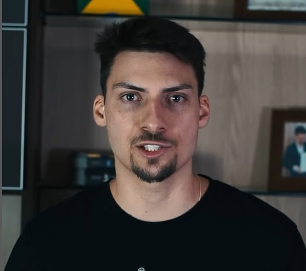 Filho de Bolsonaro chama prefeita de 'analfabeta funcional' após críticas sobre sua atuação na Câmara