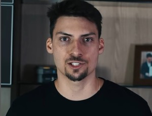Filho de Bolsonaro chama prefeita de 'analfabeta funcional' após críticas sobre sua atuação na Câmara