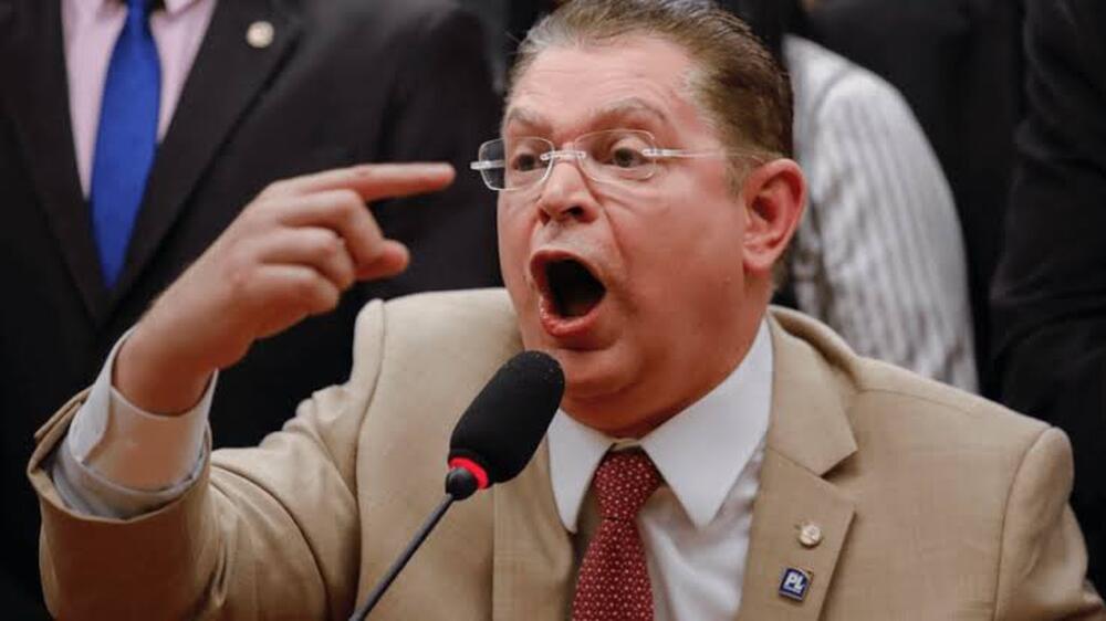 Presidente da CPMI do INSS ameaça usar 