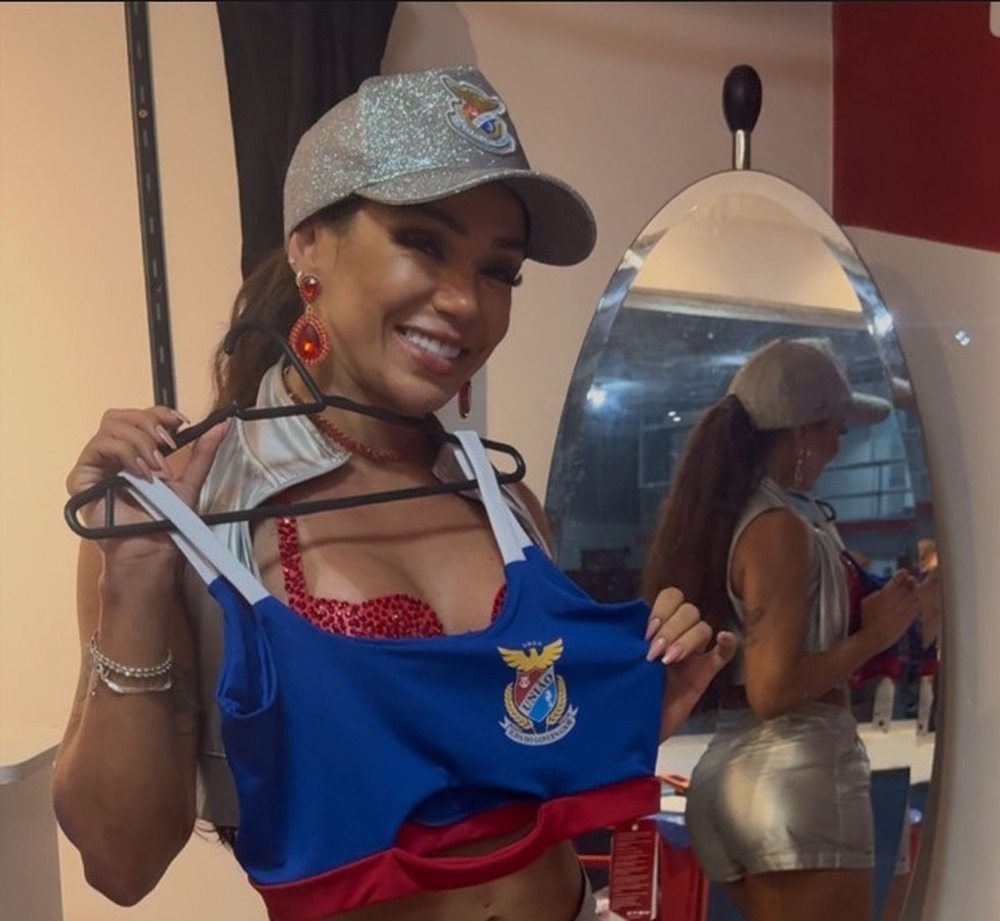 Leticia Guimarães esbanja samba no pé em ensaio da União da Ilha