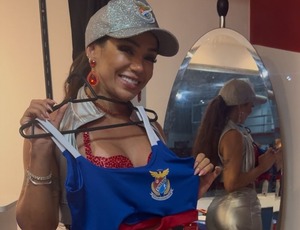 Leticia Guimarães esbanja samba no pé em ensaio da União da Ilha