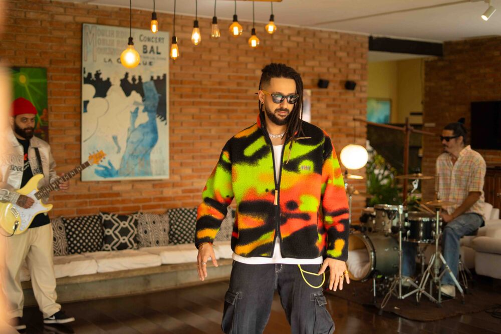 Destaque do pop reggae, Julies comemora aniversário com o lançamento de “Quando o Amor Chamar” 