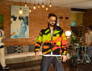 Destaque do pop reggae, Julies comemora aniversário com o lançamento de “Quando o Amor Chamar” 