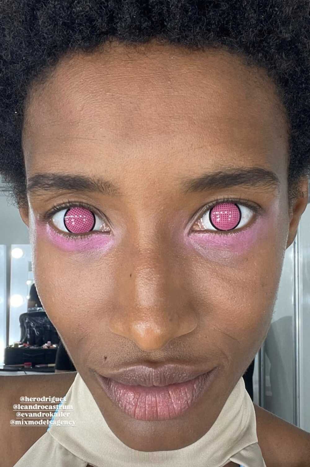 Modelo Ana Patrocínio se destaca no SPFW N60 com olhar ousado que hipnotizou a passarela