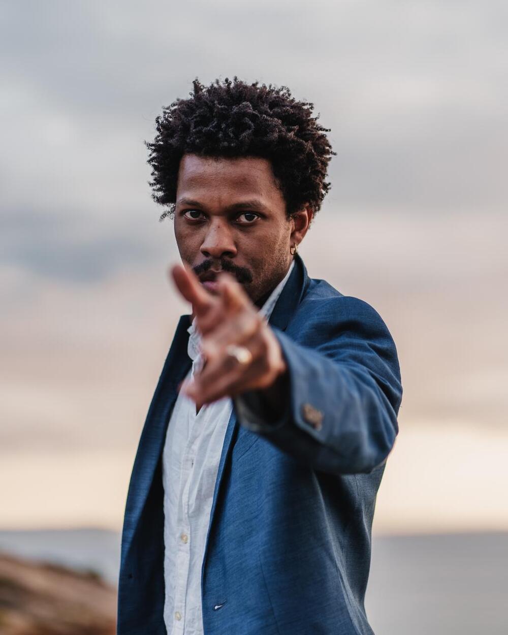Projeto 'Passos da Zona Oeste' promove aulão com o mestre Mayombe Masai na quadra histórica da Mocidade