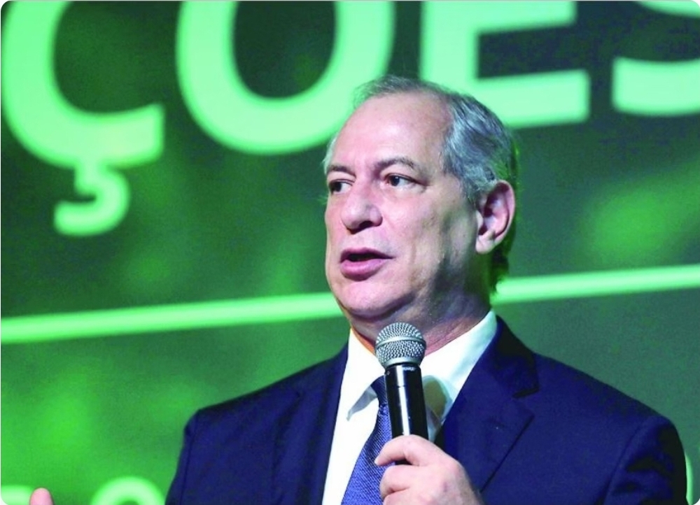 Ciro Gomes retorna ao PSDB por aliança com Tasso Jereissati e perspectiva de enfrentar o PT em 2026