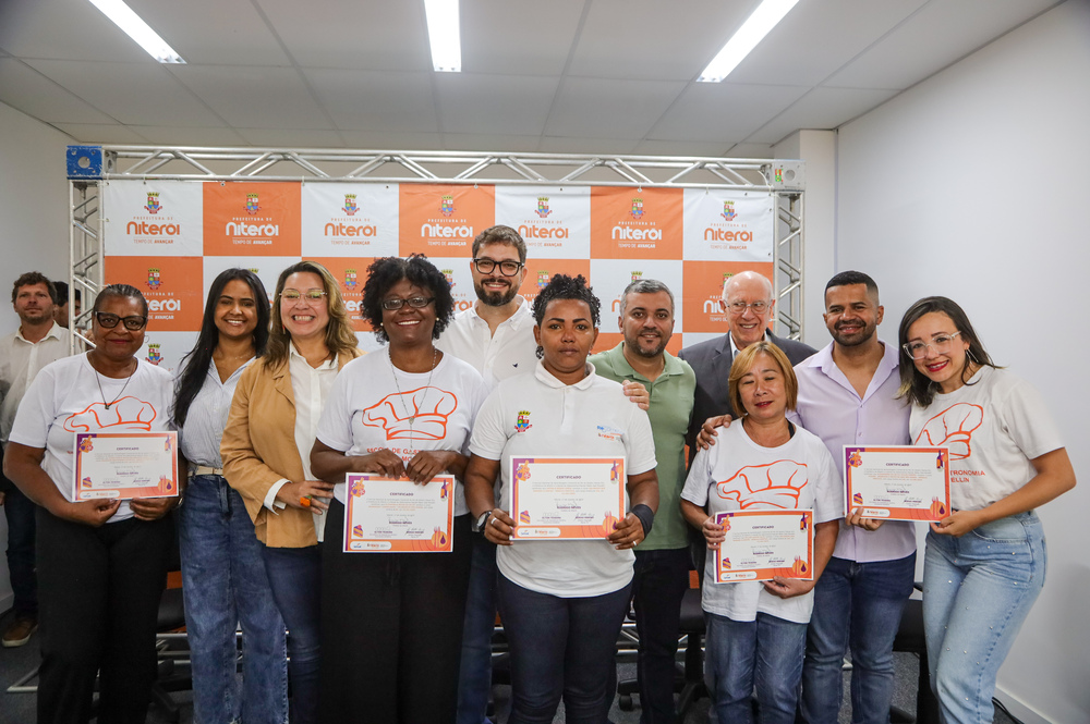 Prefeitura de Niterói entrega diploma aos novos formandos na Escola de Gastronomia Nédio Mocellin, no Fonseca