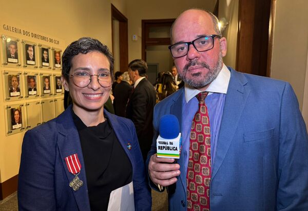 Fabiana Durant recebe medalha de mérito humanitário no Centro Cultural da Justiça Federal