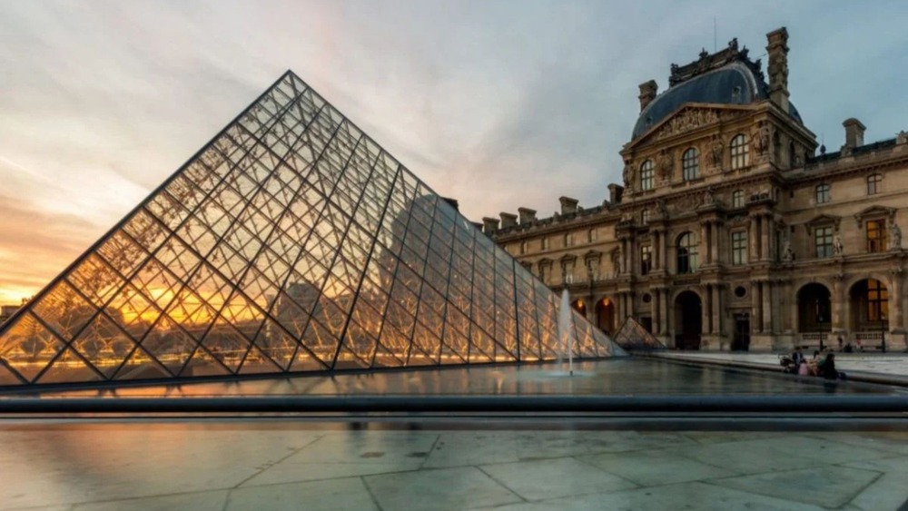 Ladrões invadem o Louvre e roubam joias da coroa em menos de dez minutos