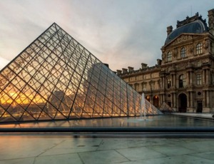 Ladrões invadem o Louvre e roubam joias da coroa em menos de dez minutos