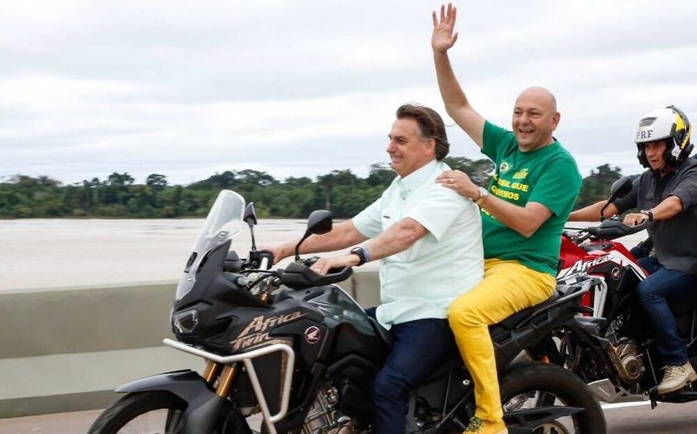 450 mil mortes e o Bolsonaro convoca passeio de moto