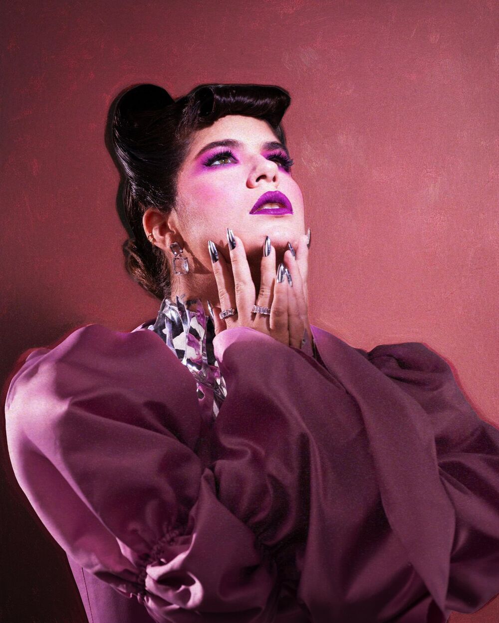 Taynã Ginepri aposta em figurino futurista para Sephora