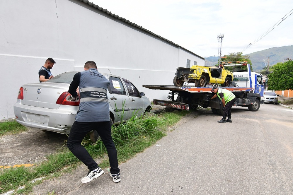 Prefeitura de Nova Iguaçu retira cerca de mil veículos abandonados e sucatas das ruas