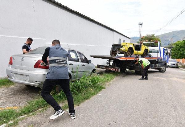 Prefeitura de Nova Iguaçu retira cerca de mil veículos abandonados e sucatas das ruas