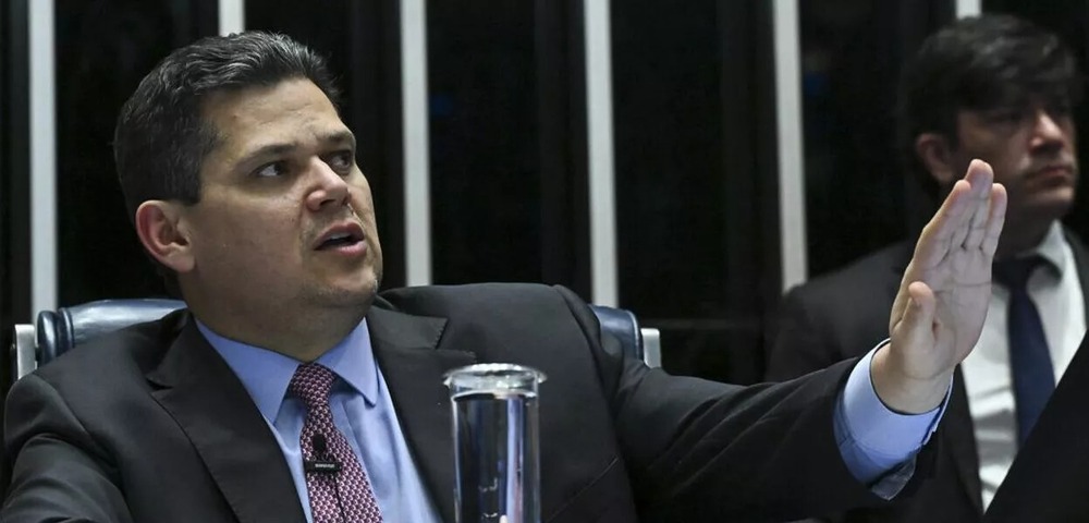 Alcolumbre orienta Lula a conversar com senadores antes de nomear Messias