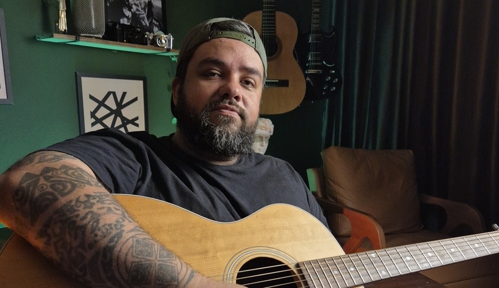 Compositor e hitmaker, DEKO investe em “Perfume”, single autoral que embala o início de um amor que não cabe na lógica