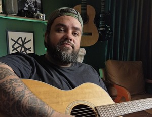 Compositor e hitmaker, DEKO investe em “Perfume”, single autoral que embala o início de um amor que não cabe na lógica