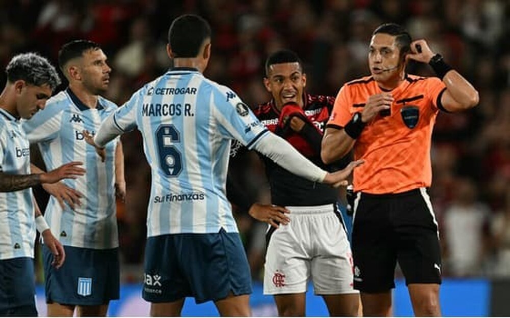 Argentinos protestam contra arbitragem após polêmica que anulou gol do Racing contra o Flamengo
