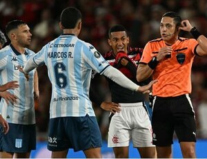 Argentinos protestam contra arbitragem após polêmica que anulou gol do Racing contra o Flamengo