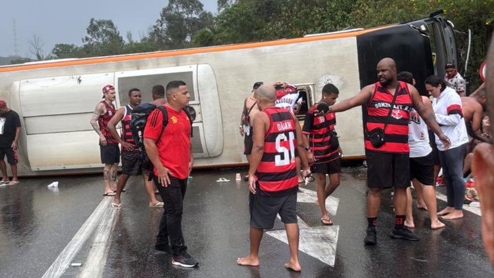 Ônibus com torcedores do Flamengo tomba a caminho da Argentina para jogo da Libertadores