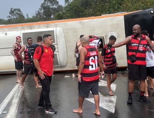 Ônibus com torcedores do Flamengo tomba a caminho da Argentina para jogo da Libertadores