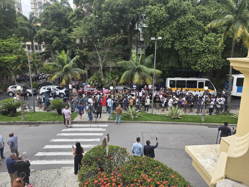 Cerca de 100 Moradores do Complexo da Penha protestam contra operação policial mais letal da história do país