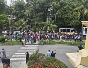 Cerca de 100 Moradores do Complexo da Penha protestam contra operação policial mais letal da história do país