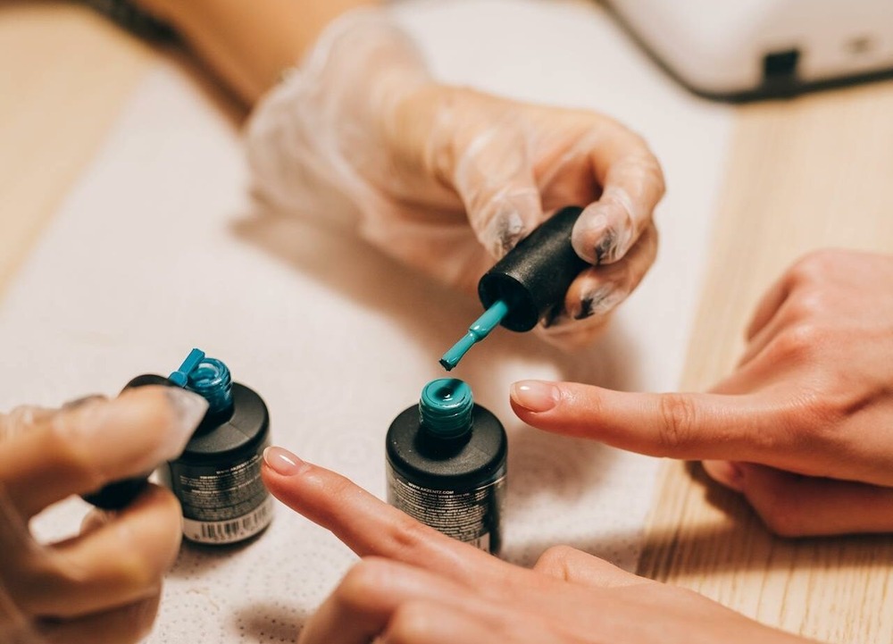 Anvisa proíbe 2 substâncias utilizadas em produtos para unhas. Medida visa proteger a saúde da população contra riscos de câncer e problemas reprodutivos.