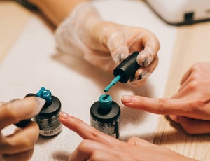 Anvisa proíbe 2 substâncias utilizadas em produtos para unhas. Medida visa proteger a saúde da população contra riscos de câncer e problemas reprodutivos.