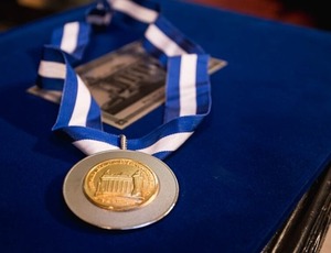 Medalha Tiradentes post mortem a policiais civis e militares mortos durante a Operação Contenção