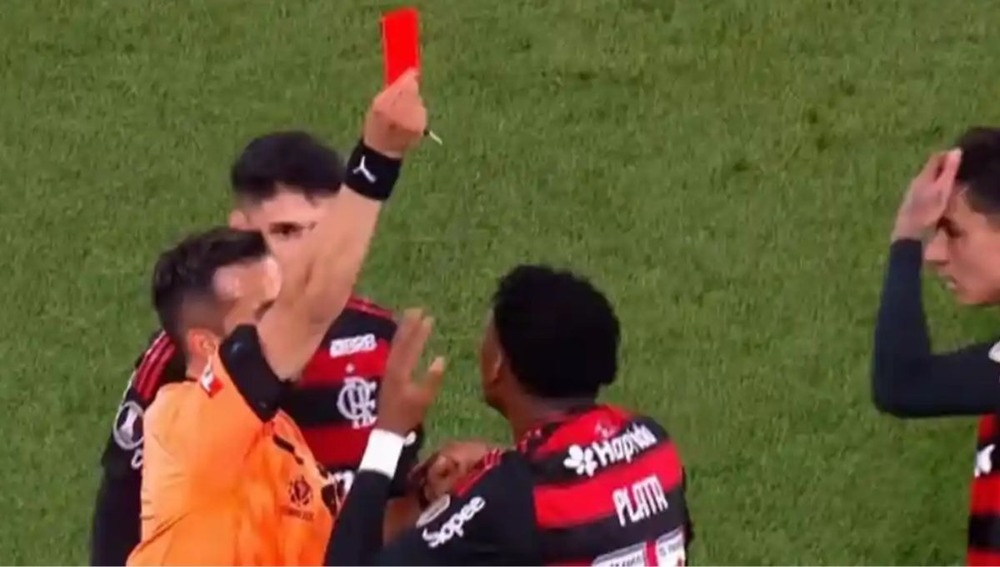  Plata cometeu mais um lance infantil e foi expulso prejudicando o Flamengo de virar líder e São Paulo empate após expulsão