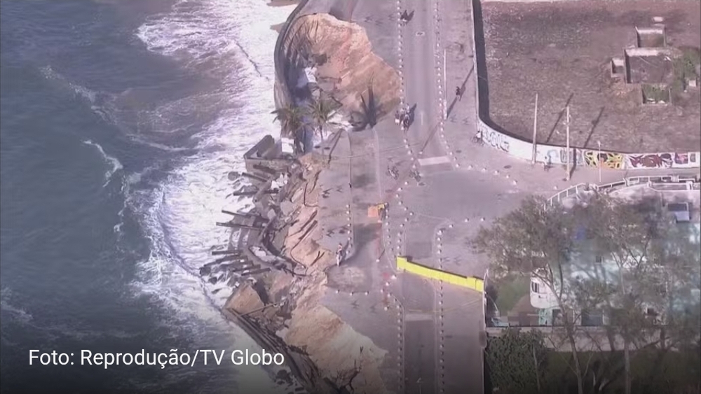 Mar invade Praia da Macumba no Rio e ameaça infraestrutura da orla