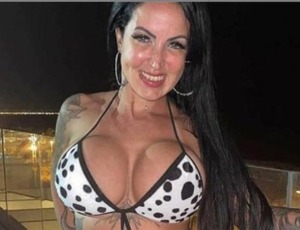 Após dançar sem calcinha, rainha de bateria surge com pouca roupa em aula de samba