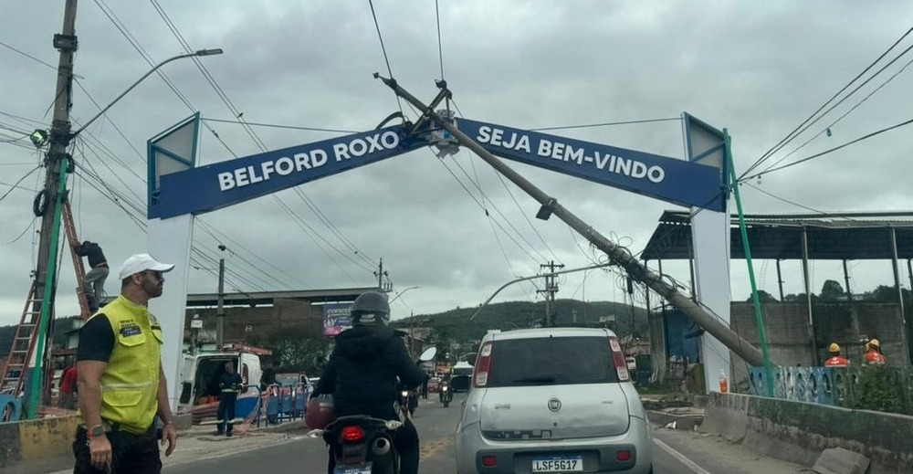 Belford Roxo e o Pórtico do Azar: Estrutura Inaugurada Vira Entulho em Menos de 24 Horas Após Queda de Poste