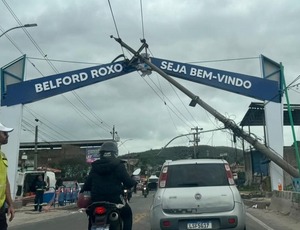 Belford Roxo e o Pórtico do Azar: Estrutura Inaugurada Vira Entulho em Menos de 24 Horas Após Queda de Poste