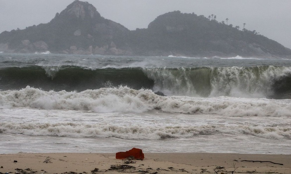 Temporal e ventania causam caos no Rio: metrô e aeroporto sofrem impactos
