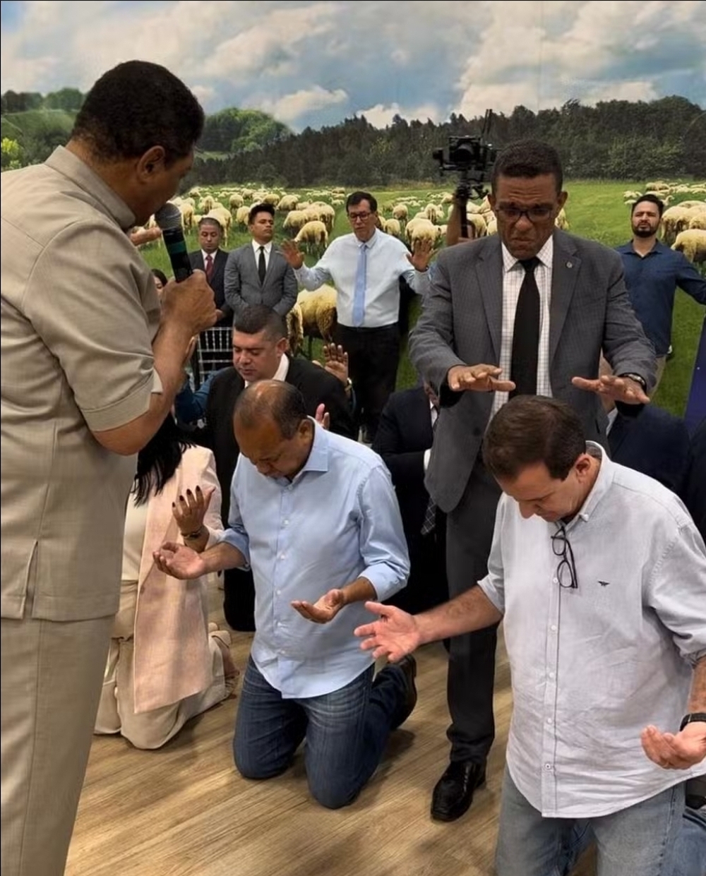 Eduardo Paes prefere ajudar resolver a segurança pública orando e destina R$ 3 milhões para evento religioso enquanto cidade enfrenta problemas básicos de infraestrutura