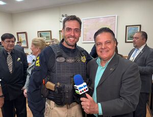 Policial Rodoviário Federal Guilherme Villar, também RM2 da Marinha, recebe honraria ao lado de colegas e presta homenagem a policial civil morto em serviço