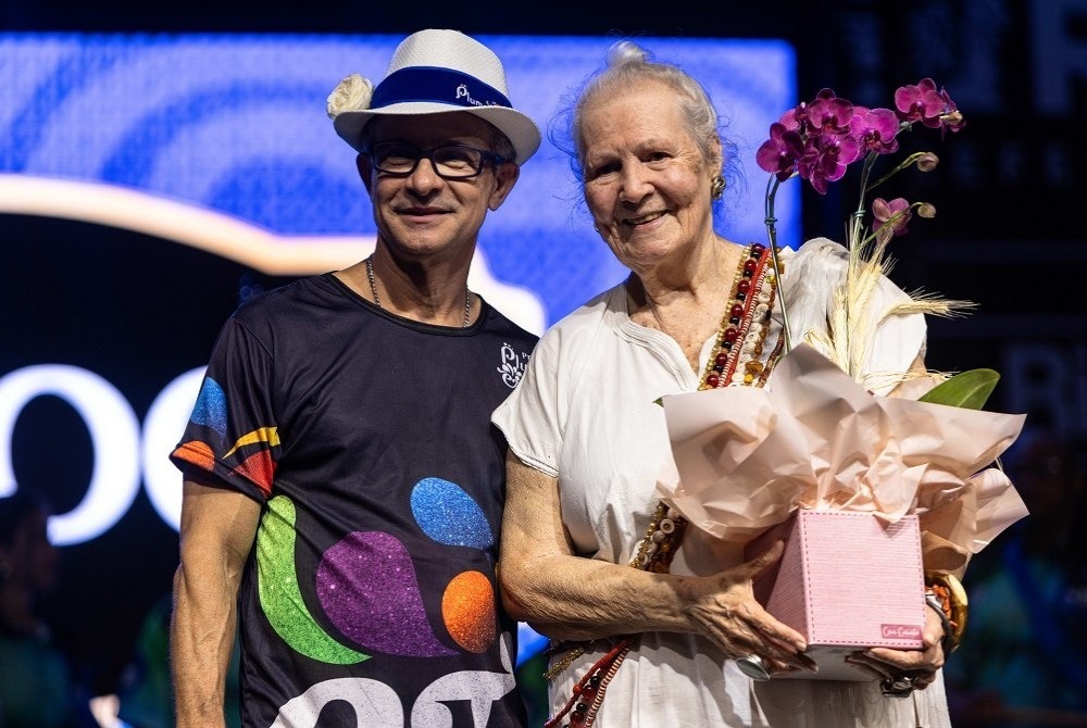 Prêmio Plumas e Paetês Cultural celebra 20 anos com homenagem à rainha das cores Maria Augusta