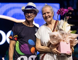 Prêmio Plumas e Paetês Cultural celebra 20 anos com homenagem à rainha das cores Maria Augusta
