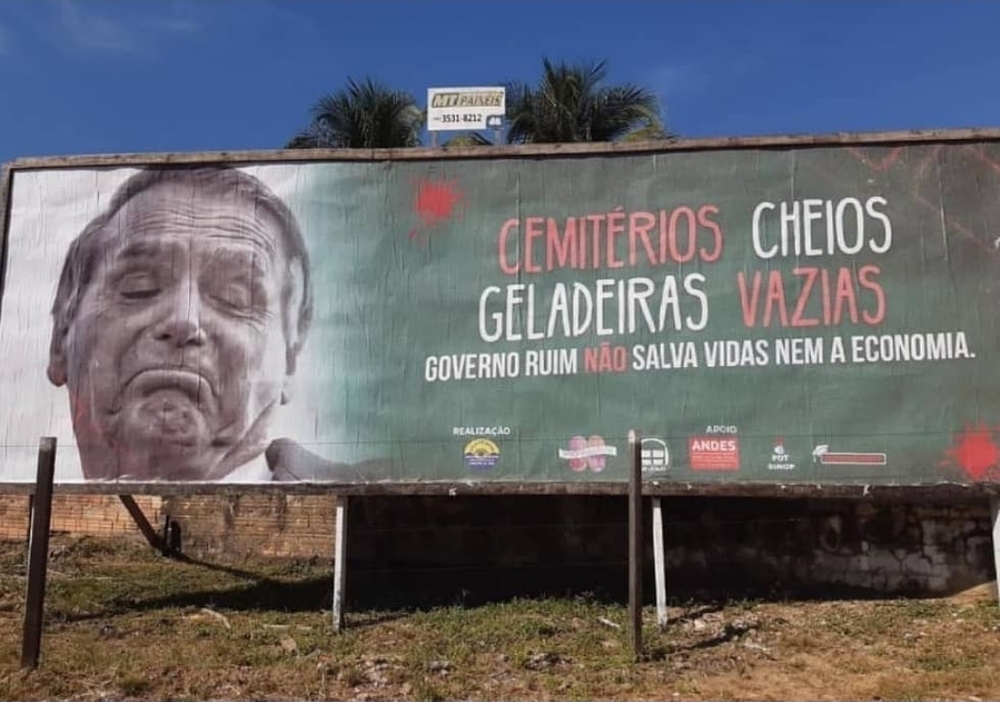 Cemitérios cheios, geladeiras vazias': entidades investem outdoors contra Bolsonaro 