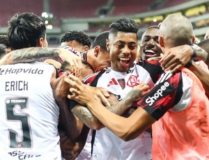 Flamengo goleia Sport e assume liderança do Campeonato Brasileiro