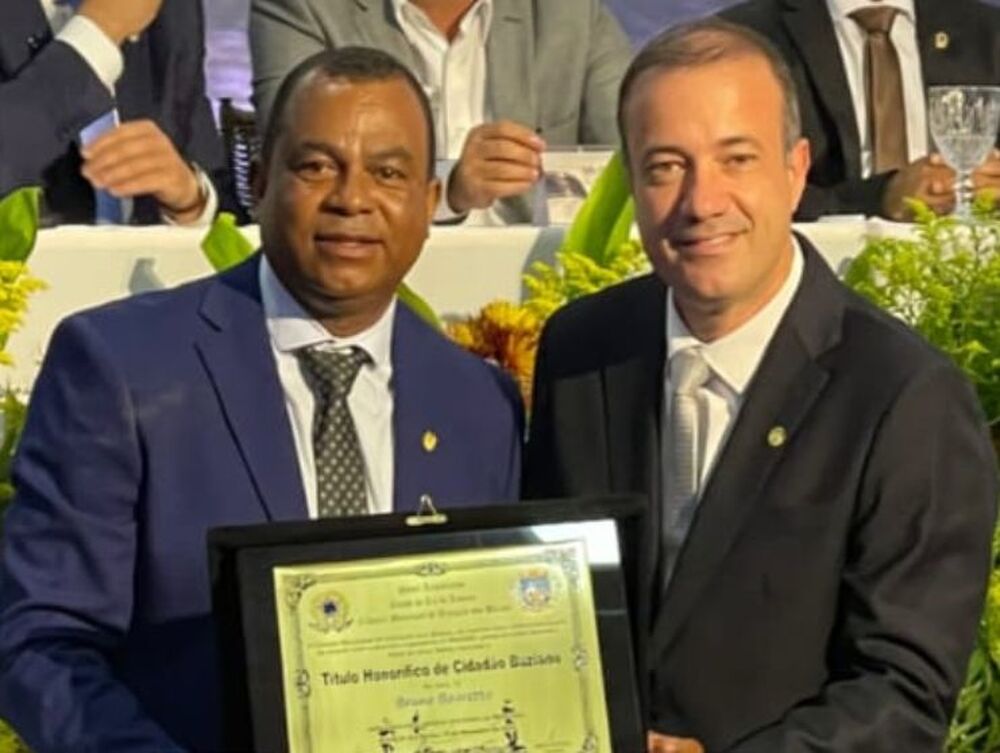 Deputado Bruno Boaretto é homenageado com título de Cidadão Buziano nos 30 anos de Armação de Búzios