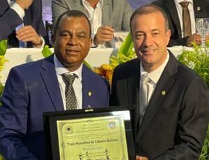 Deputado Bruno Boaretto é homenageado com título de Cidadão Buziano nos 30 anos de Armação de Búzios