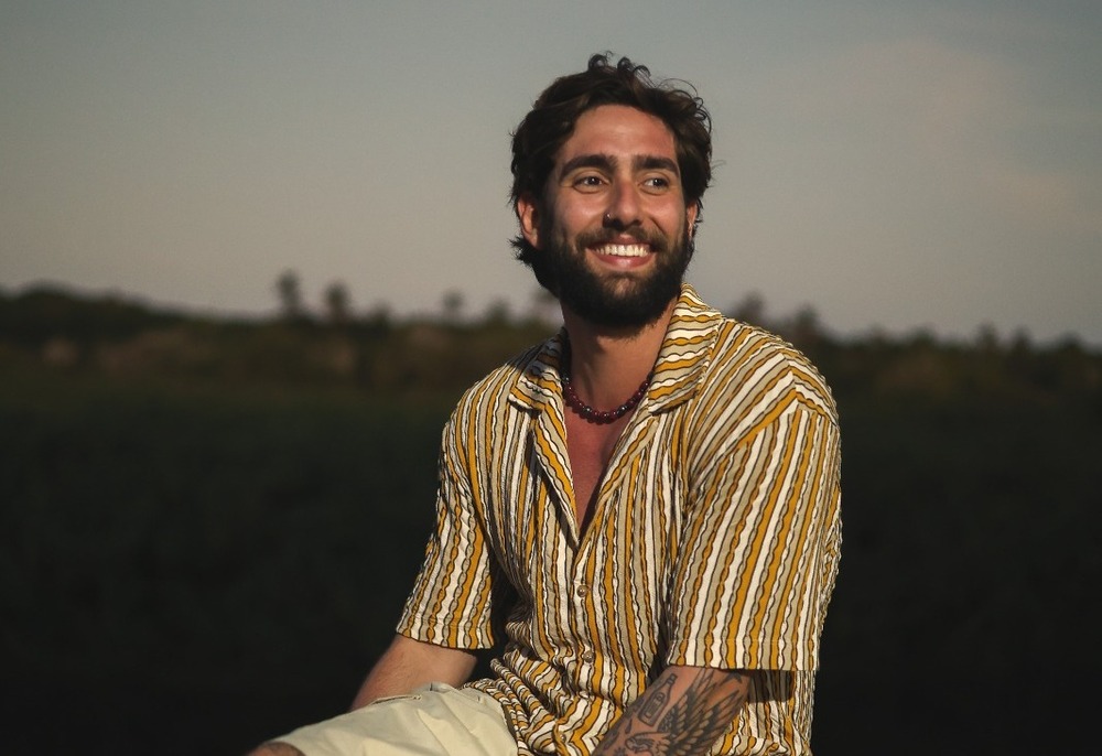 Pedro Perez leva a vibração de ‘Maré Nova’ para o palco em meio às ondas da Praia do Ulé