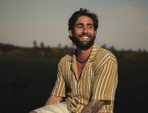 Pedro Perez leva a vibração de ‘Maré Nova’ para o palco em meio às ondas da Praia do Ulé