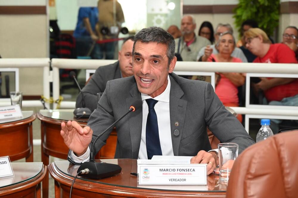 Vereador Márcio Fonseca lidera aprovação de regras para uso de celulares nas escolas de Nova Iguaçu