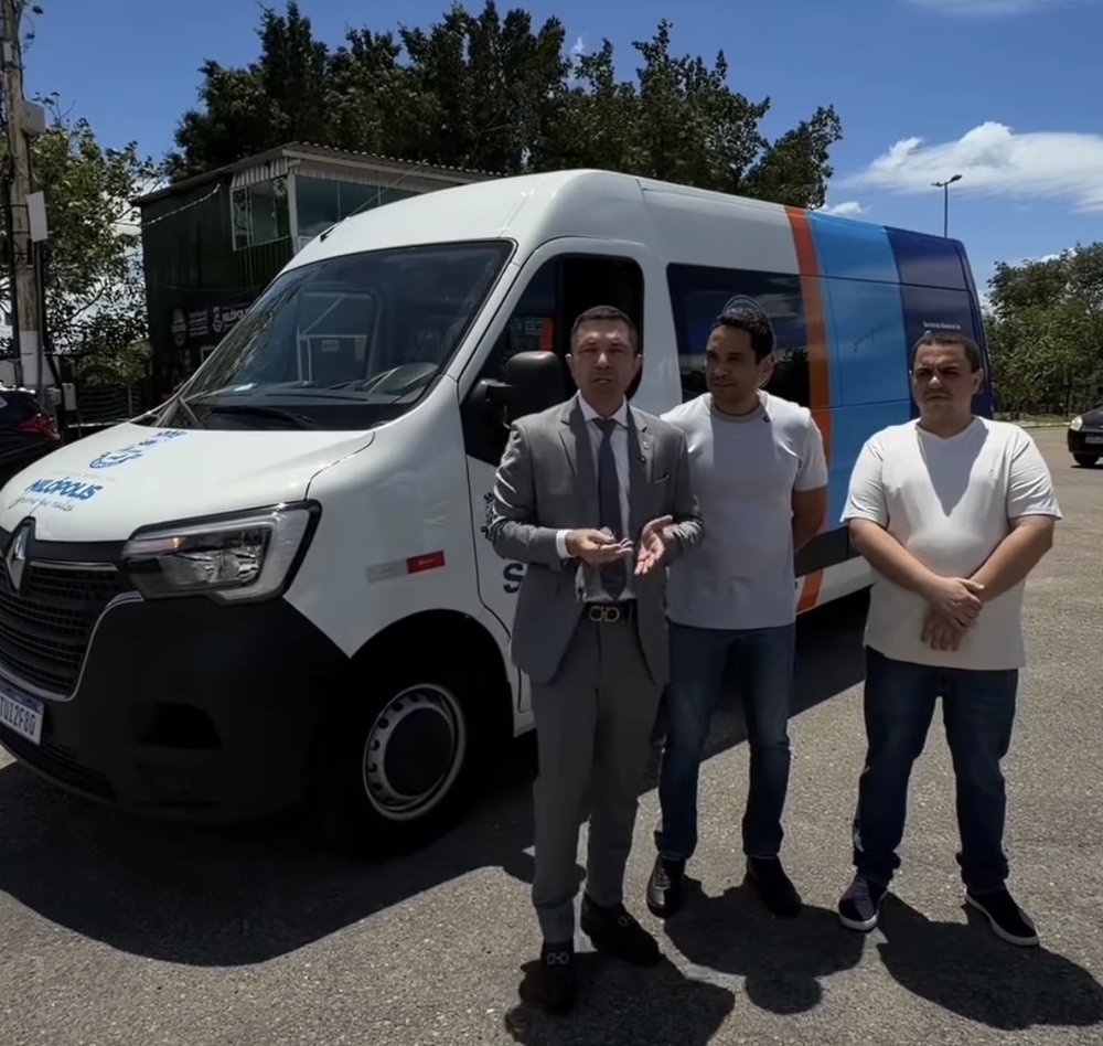 Dr. André, secretário de Saúde de Nilópolis, participa da entrega de van 0km para reforçar o transporte de pacientes