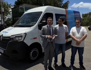 Dr. André, secretário de Saúde de Nilópolis, participa da entrega de van 0km para reforçar o transporte de pacientes