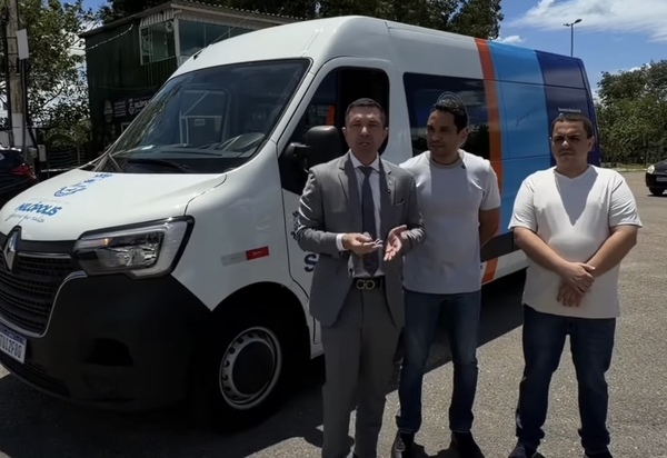 Dr. André, secretário de Saúde de Nilópolis, participa da entrega de van 0km para reforçar o transporte de pacientes